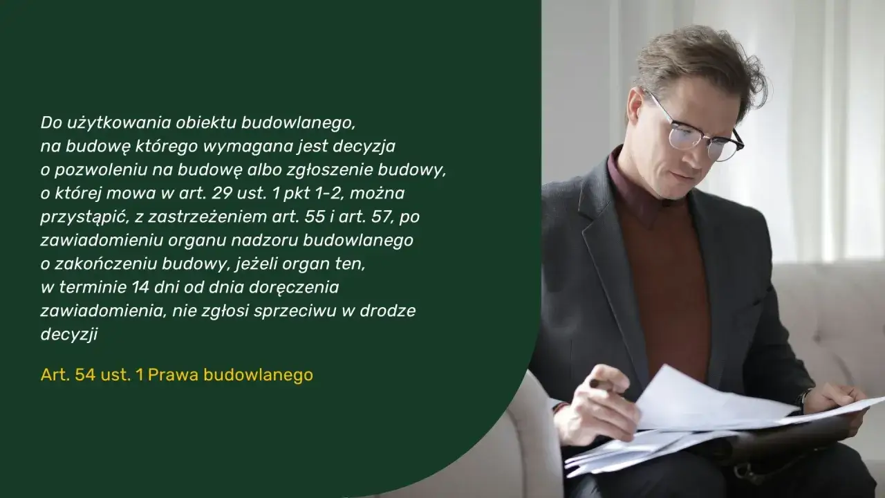 Mężczyzna w okularach analizuje dokumenty, szukając informacji, jak sprawdzić czy budynek ma pozwolenie na użytkowanie.