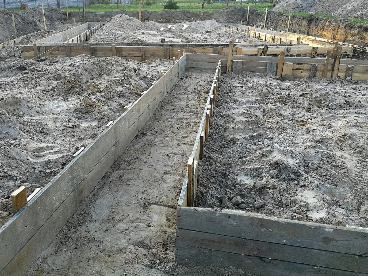 Wykonano szalunki pod fundament. Zastanawiasz się, jaki beton na fundament będzie najlepszy? Tu widać przygotowania do jego wylania.