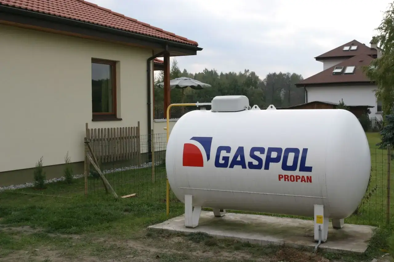Zbiornik z napisem GASPOL PROPAN, który jest odpowiedzią na pytanie, jaki gaz do ogrzewania domu.
