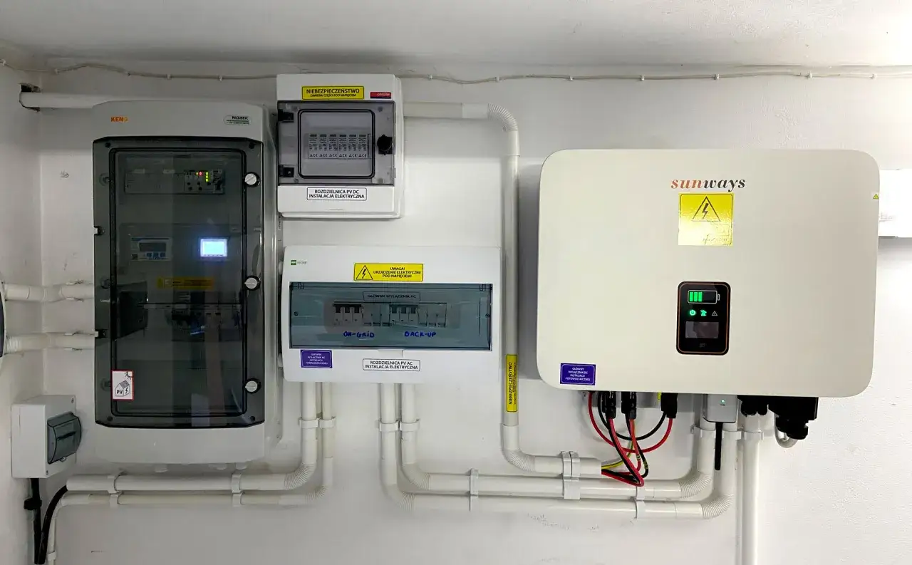 System magazynowania energii z fotowoltaiki: falownik Sunways, rozdzielnice DC i AC, zabezpieczenia.